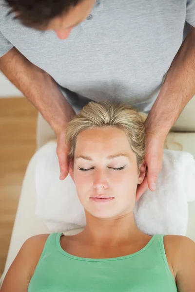 Fisioterapeuta massageando a cabeça de um paciente — Fotografia de Stock