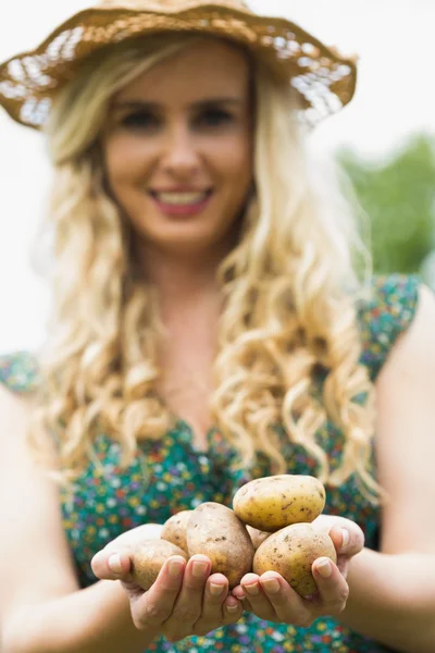 Młoda kobieta trzymając kilka ziemniaków — Zdjęcie stockowe