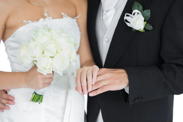 Unga gift par poserar anläggning händer — Stockfoto