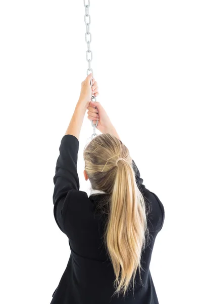 Vista posteriore di donna d'affari bionda tirando una catena — Foto Stock