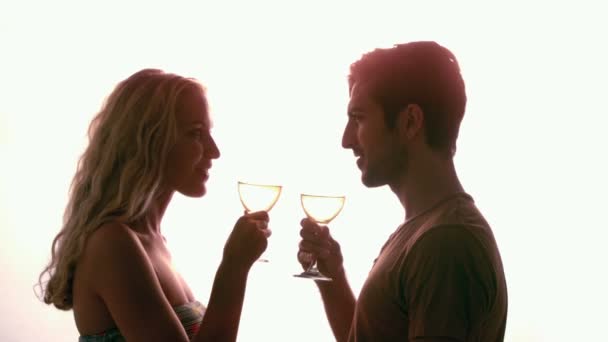 Пара пьющих вместе против солнечного света — стоковое видео