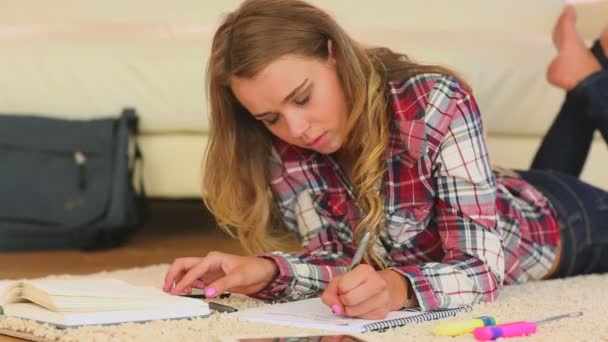 Estudiante bonita estudiando en el suelo en casa — Vídeo de stock