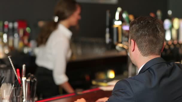 Biznesmen zamawiania whisky w elegancki bar — Wideo stockowe
