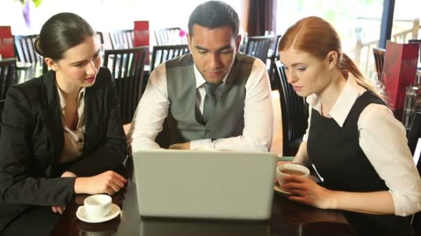 Colegas trabajando juntas mientras toman café en un restaurante — Vídeo de stock