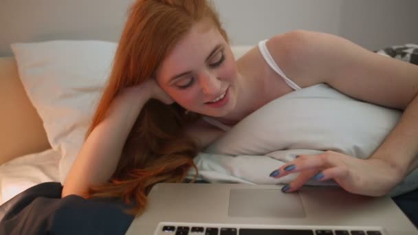 Krásné, smíchem brunetka pomocí notebooku a mávat — Stock video