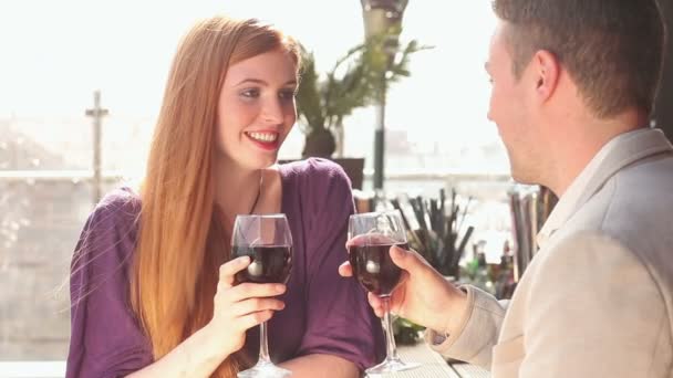 Couple aimant parler tout en ayant un verre de vin rouge — Video