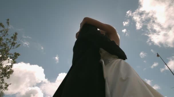 Beautiful newlywed couple dancing in sunlight — Stock Video