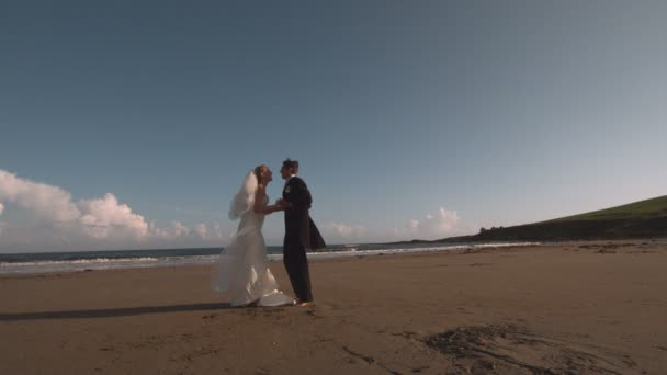 有吸引力的新婚夫妇在海滩上运行 — 图库视频影像