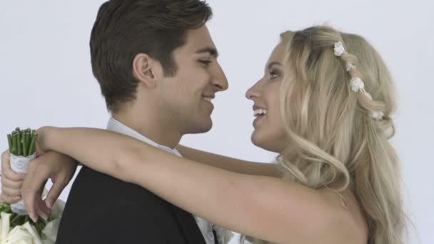 Gelukkig jonggehuwde paar kussen — Stockvideo