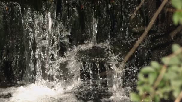 Close up de vídeo em câmera lenta de cascata — Vídeo de Stock