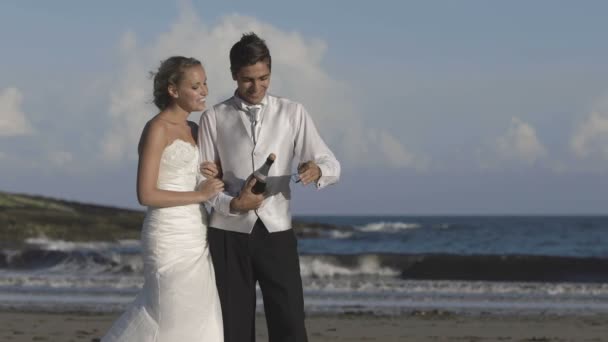 Heureux couple nuptiale éclater les bouchons — Video