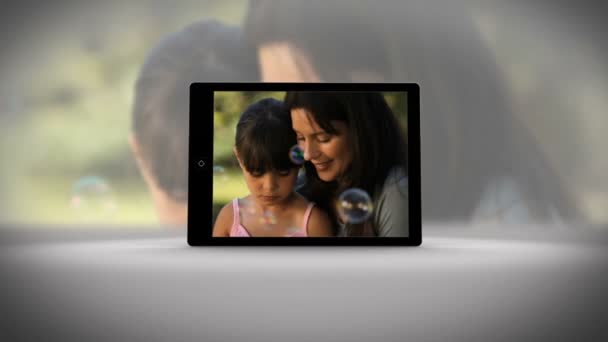 Tablette filmant la famille à différents endroits — Video