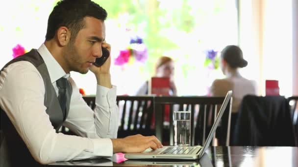 Geschäftsmann arbeitet in einem Restaurant an seinem Laptop — Stockvideo