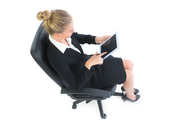 Vista de ángulo alto de linda mujer de negocios sentada en una silla de oficina — Foto de Stock