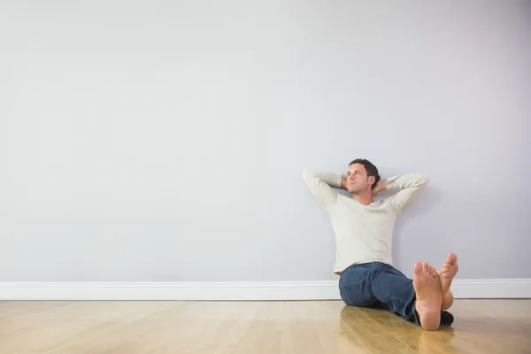 Décontracté cher homme appuyé contre le mur avec les bras croisés — Photo