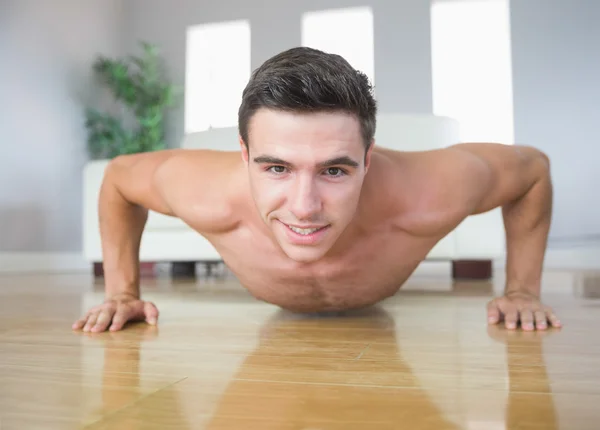 Boldog jóképű férfi doing push ups — Stock Fotó