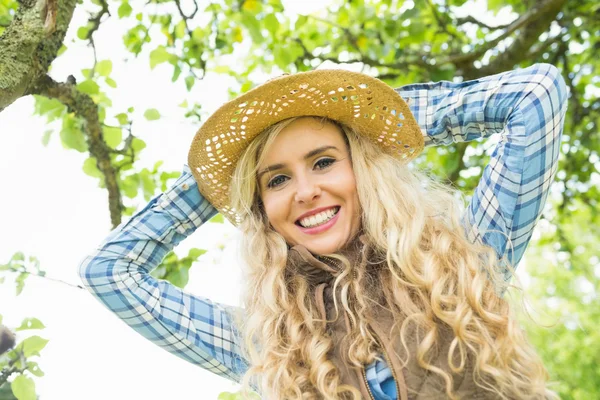 Piękna blond kobieta słomy w kapeluszu — Zdjęcie stockowe