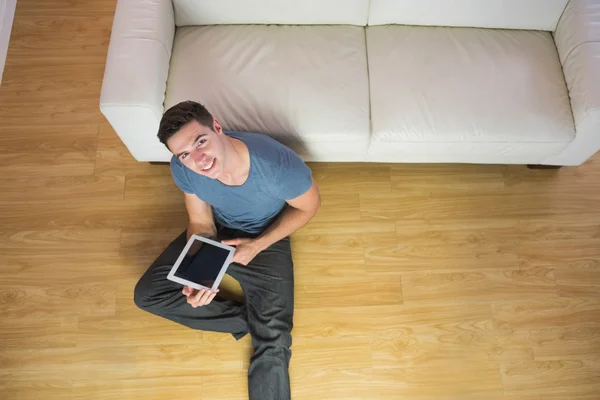 Overhead view of handsome smiling man using tablet — Stock Photo, Image