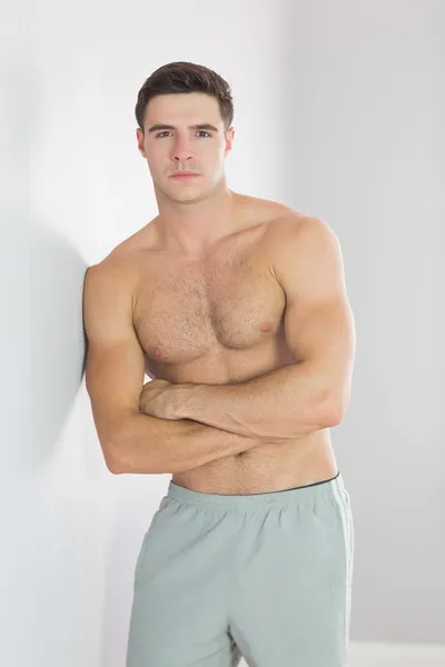 Serious handsome man leaning topless against wall — Stock Photo, Image