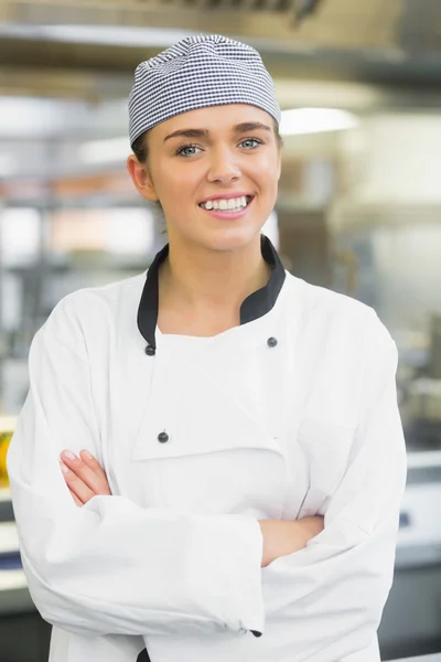 Jonge vrouwelijke chef-kok poseren met gekruiste armen — Stockfoto