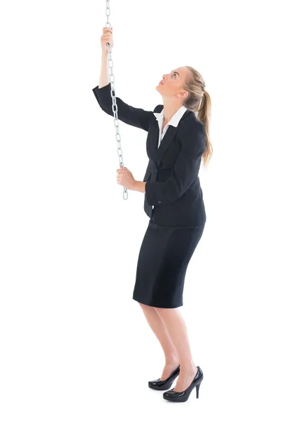 Elegante mujer de negocios tirando de una cadena — Foto de Stock