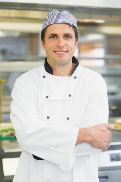 Jonge mannelijke chef-kok poseren met gekruiste armen — Stockfoto
