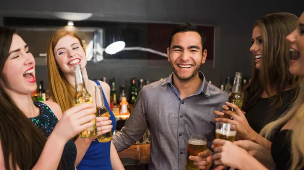 Conversando com amigos bebendo cerveja — Fotografia de Stock