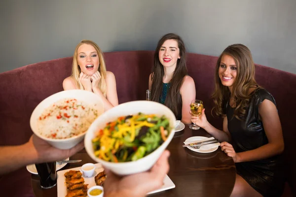 Happy friends looking at the salad — Stock Photo, Image