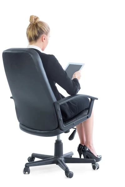 Vista posteriore di bella donna d'affari seduta su una sedia da ufficio — Foto Stock