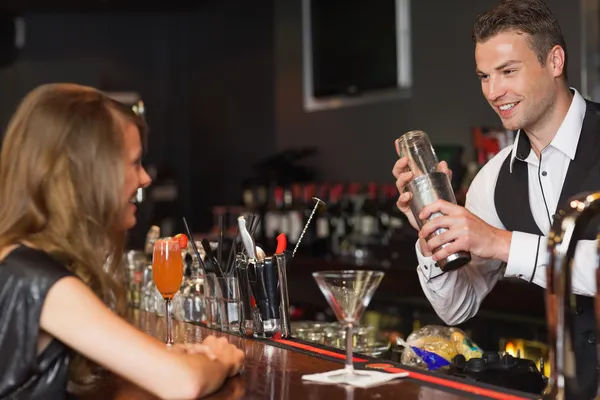 Handsome bartender serving cocktail to beautiful woman — Stock Photo, Image