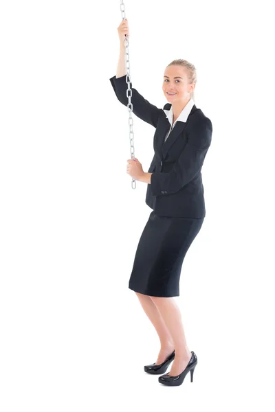 Blonde Geschäftsfrau klettert an Kette — Stockfoto