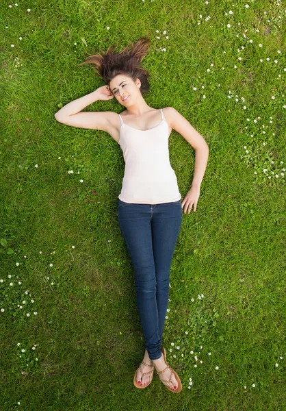 芝生の上に横たわるきれいな女性 — ストック写真