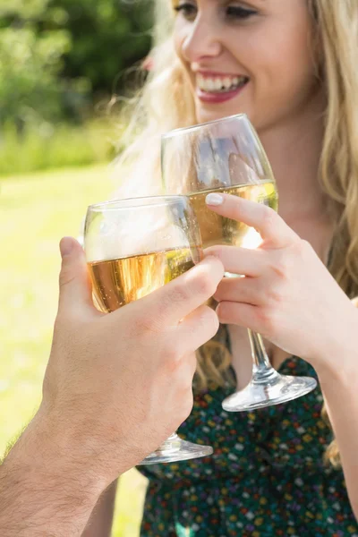 Mulher clinking seu copo com seu namorado — Fotografia de Stock