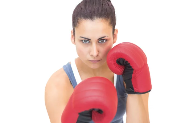 Atraktivní sportovní bruneta nosí červené Boxerské rukavice — Stock fotografie