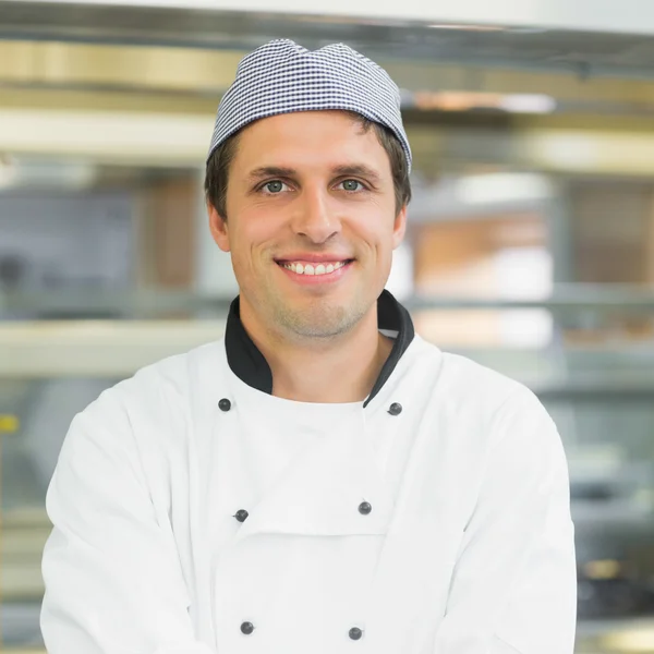 Bonito jovem chef sorrindo para a câmera — Fotografia de Stock