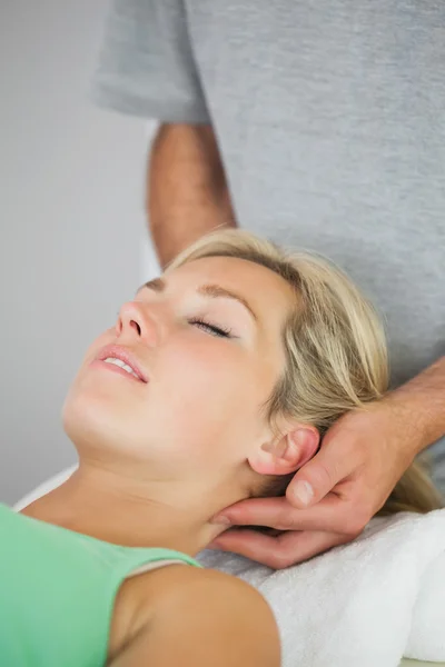 Physiotherapist holding patients head — Stock Photo, Image