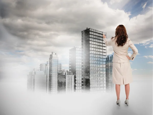 Vista posteriore della donna d'affari che tocca la città olografica — Foto Stock