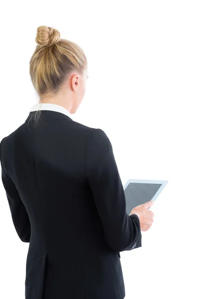 Joven mujer de negocios rubia trabajando con su tableta —  Fotos de Stock