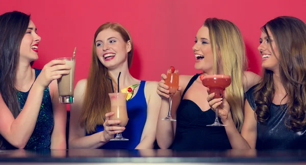 Attraktiva vänner klubbverksamhet anläggning cocktails — Stockfoto