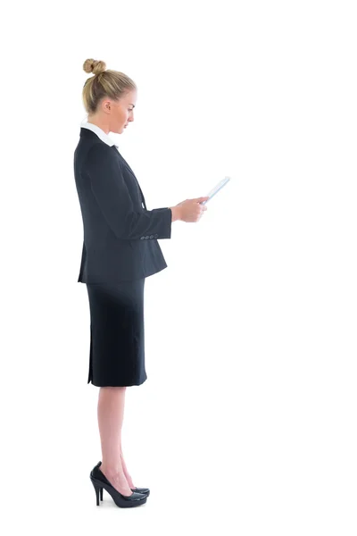 Profile view of young businesswoman working with her tablet — Stock Photo, Image