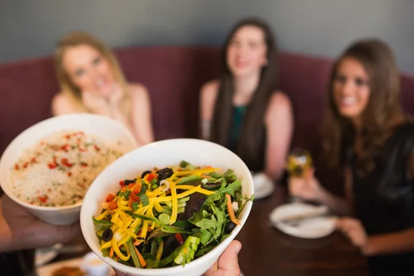 Kellner bringt den Salat — Stockfoto