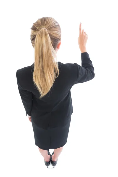 Achteraanzicht van het hoge hoek van blonde business woman wijzend — Stockfoto