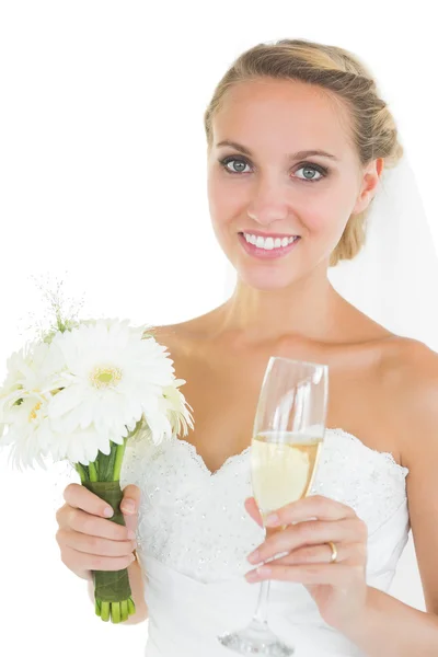 Veselá nevěsta drží kytici a šampaňské — Stock fotografie