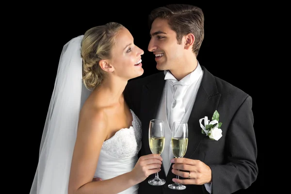 Glad gift par hålla champagneglas — Stockfoto