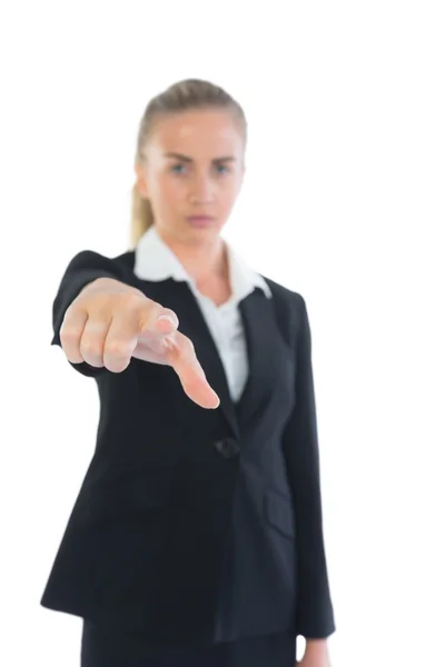 Attraktiva affärskvinna pekar på kamera — Stockfoto