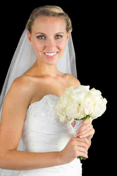 Oblubienica piękny pozowanie, uśmiecha się do kamery — Zdjęcie stockowe