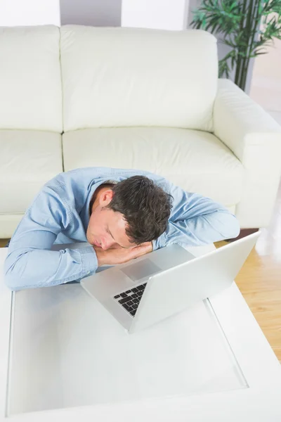 Homem casual atraente dormindo com a cabeça descansando na mesa — Fotografia de Stock