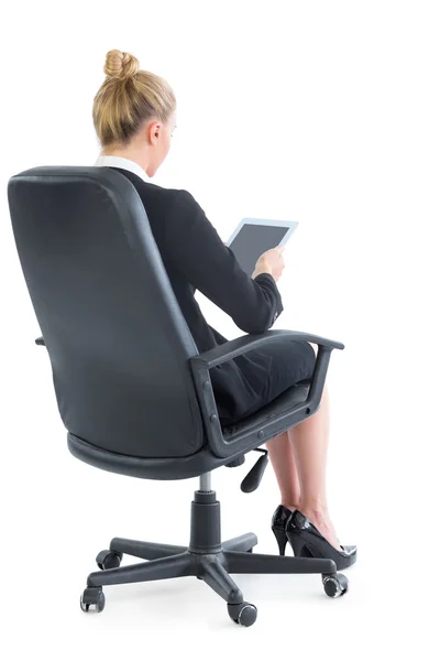 Dobrze ubrany młoda kobieta siedzi na krzesło — Zdjęcie stockowe
