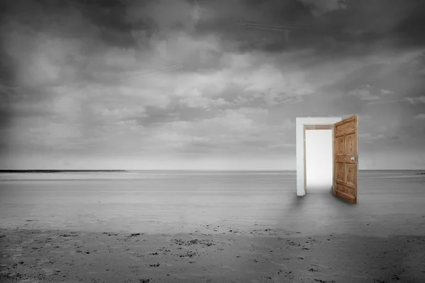 Immagine di una porta di legno aperta — Foto Stock