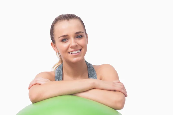 Junge Frau mit Pferdeschwanz lächelt in die Kamera — Stockfoto